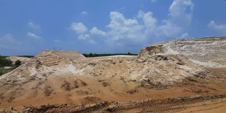 লামায় অবৈধভাবে চলছে বালু উত্তোলন
