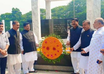 কক্সবাজারের জনপ্রতিনিধিরা বঙ্গবন্ধুর প্রতিকৃতিতে ফুল দিলেন
