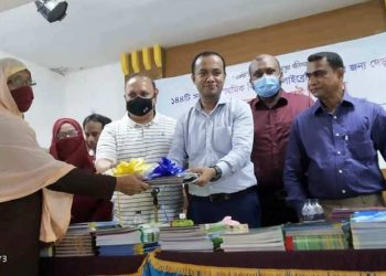 বঙ্গবন্ধুর আত্মজীবনী পড়বে শিক্ষার্থীরা, চকরিয়ায় ১৪৪ স্কুলে  দেড়লাখ বই বিতরণ
