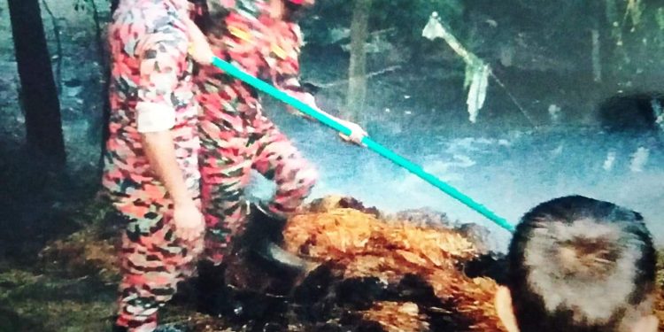 চকরিয়ায় স্বামী হত্যা মামলার আসামীর দাপট, বাদির বাড়িতে আগুন