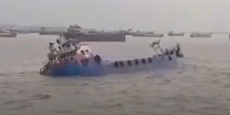 পতেঙ্গায় সাগরে অদুরে আবুল খায়ের গ্রুপের লাইটার জাহাজ ডুবি