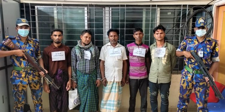 উখিয়ায় ৬ রোহিঙ্গা হত্যা: দু’দিনে ১০ রোহিঙ্গা গ্রেপ্তার 1 উখিয়ায় ৬ রোহিঙ্গা হত্যা: দু’দিনে ১০ রোহিঙ্গা গ্রেপ্তার