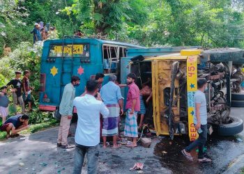 লামায় কাভার্ড ভ্যানের চাপায় বাস চালক নিহত : আহত ২৯