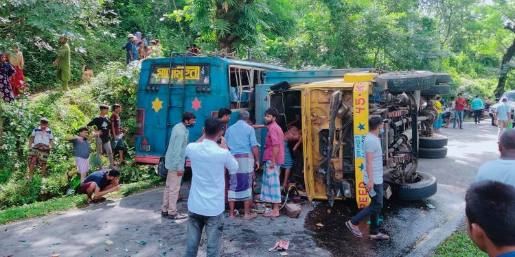 লামায় কাভার্ড ভ্যানের চাপায় বাস চালক নিহত : আহত ২৯ 1 লামায় কাভার্ড ভ্যানের চাপায় বাস চালক নিহত : আহত ২৯