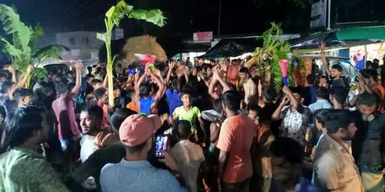 চকরিয়ায় নৌকা না পাওয়া চেয়ারম্যান প্রার্থীর কর্মী সমর্থকদের কলাগাছ বিক্ষোভ 1 চকরিয়ায় নৌকা না পাওয়া চেয়ারম্যান প্রার্থীর কর্মী সমর্থকদের কলাগাছ বিক্ষোভ