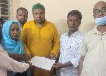 বদরখালী ইউপি নির্বাচনে চেয়ারম্যান প্রার্থী ছেলের জন্য মনোনয়ন ফরম নিলেন মা