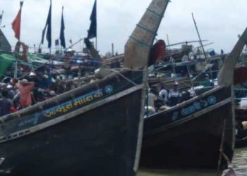 মধ্যরাত থেকে নিষেধাজ্ঞা শুরু, ট্রলারগুলো ফিরেছে ঘাটে