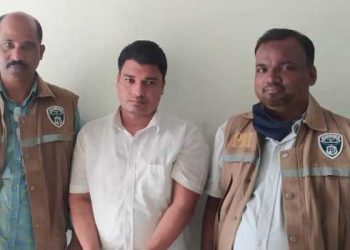 ১৩ লাখ টাকার বিদেশি মুদ্রা আত্মসাৎ, ভুয়া ব্যাংক কর্মকর্তা গ্রেফতার