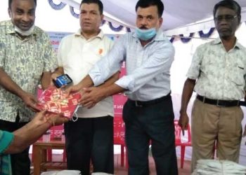 চকরিয়ায় সনাতনীদের মাঝে বস্ত্র বিতরণ