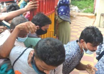 চট্টগ্রামে ফাইজারের টিকা নিতে হুড়াহুড়ি