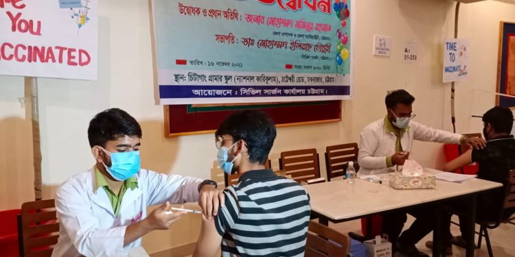 চট্টগ্রামে প্রথমদিনে ২ হাজার শিক্ষার্থী পেলো ফাইজার টিকা