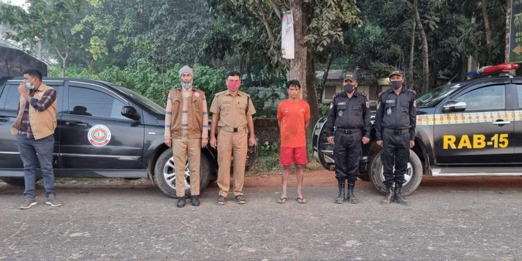 টেকনাফে মাদক ও অস্ত্রসহ এক যুবক আটক
