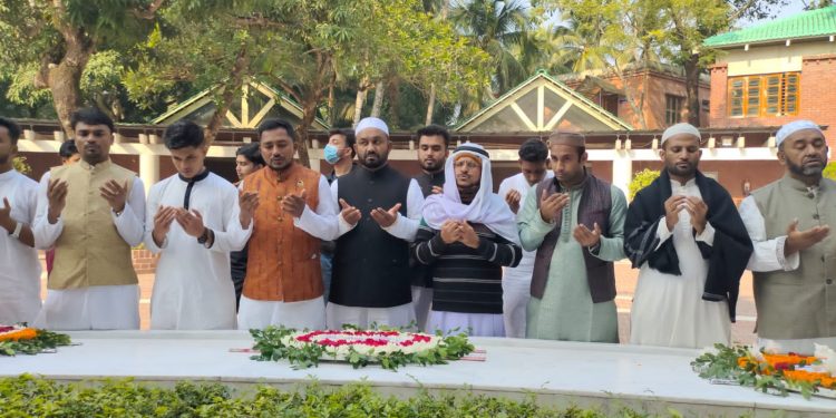 বঙ্গবন্ধুর কবর জিয়ারতে গেলেন বদরখালী চেয়ারম্যান 1 বঙ্গবন্ধুর কবর জিয়ারতে গেলেন বদরখালী চেয়ারম্যান
