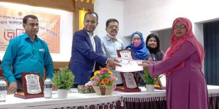 চকরিয়ায় জয়িতা পুরস্কার পেলেন পাঁচ নারী 1 চকরিয়ায় জয়িতা পুরস্কার পেলেন পাঁচ নারী