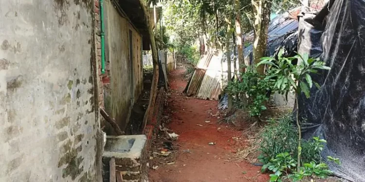 চকরিয়ায় শতবছরের চলাচলের রাস্ত দখল করে চলছে দালান নির্মাণ 1 চকরিয়ায় শতবছরের চলাচলের রাস্ত দখল করে চলছে দালান নির্মাণ
