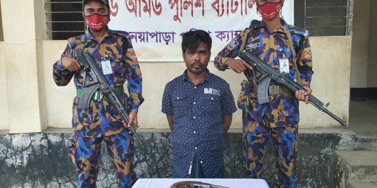 টেকনাফে রোহিঙ্গা সন্ত্রাসী রইক্কা অস্ত্রসহ আটক