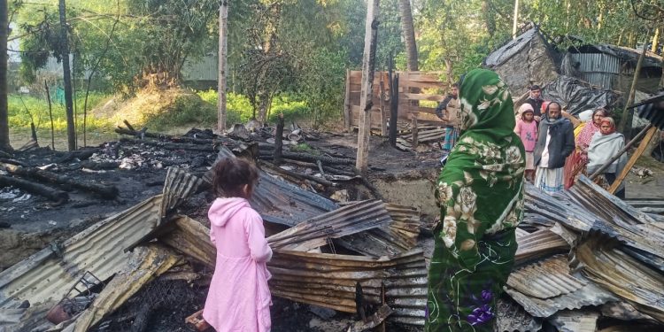 চকরিয়ায় অগ্নিকাণ্ডে চার পরিবারের ৩০ নারী-শিশু খোলা আকাশের নিচে 1 চকরিয়ায় অগ্নিকাণ্ডে চার পরিবারের ৩০ নারী-শিশু খোলা আকাশের নিচে