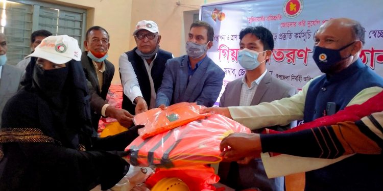 চকরিয়ায় ১১ ইউনিয়নে সিপিপি'র ৭০০ নারী স্বেচ্ছাসেবকের মাঝে গিয়ার বিতরণ 1 চকরিয়ায় ১১ ইউনিয়নে সিপিপি’র ৭০০ নারী স্বেচ্ছাসেবকের মাঝে গিয়ার বিতরণ