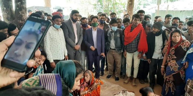 চকরিয়ায় পিকআপ ভ্যান চাপায় পাঁচ ভাইয়ের মৃত্যুর রহস্যের জট খুলছে 1 চকরিয়ায় সড়ক দুর্ঘটনায় একই পরিবারের নিহত ৪, আহত ৩