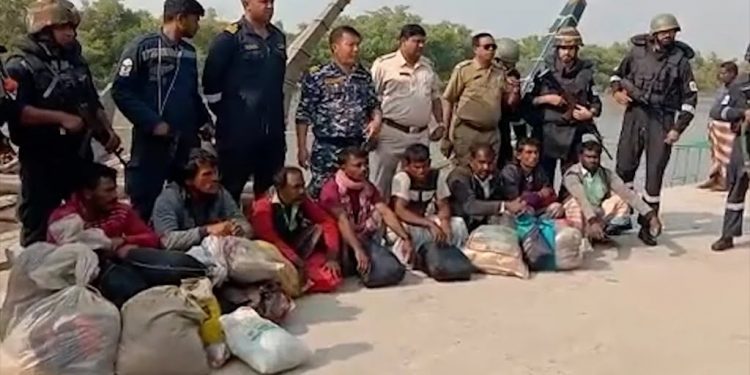 ভারতে মহেশখালীর ২৭ জেলেসহ ৮৮ বাংলাদেশী জেলে আটক 1 ভারতে মহেশখালীর ২৭ জেলেসহ ৮৮ বাংলাদেশী জেলে আটক