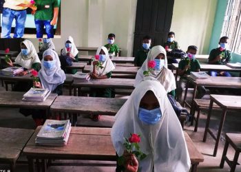 প্রাথমিক বিদ্যালয়ের শিশুদের ফুল ও চকলেট দিয়ে বরণ