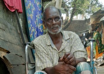 টাকার অভাবে চিকিৎসাহীন পড়ে আছেন প্যারালাইসিস রোগী কালাচান জলদাস