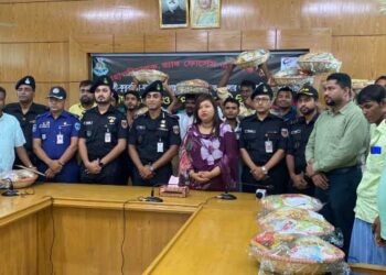 আত্মসমর্পণকারী ৭৭জনের মাঝে র‍্যাব-৭ এর ঈদ উপহার সামগ্রী বিতরণ
