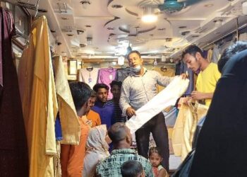 জমে উঠেছে ঈদের বাজার, একই মানের পণ্য বিক্রি হয় ভিন্ন মূল্যে, নকলপণ্যে বাজার সয়লাব