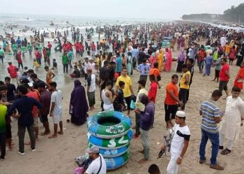 কক্সবাজার  সমুদ্র সৈকতে পর্যটকের ঢল