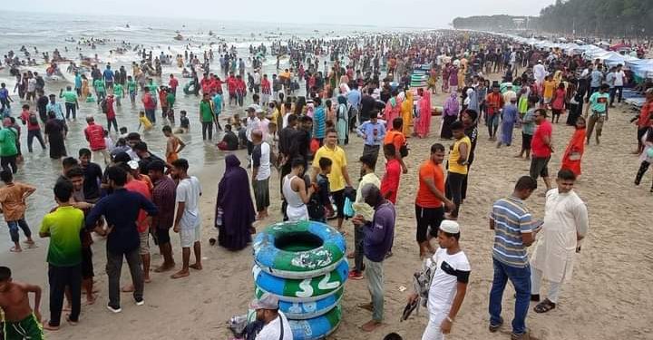 কক্সবাজার সমুদ্র সৈকতে পর্যটকের ঢল 1 কক্সবাজার সমুদ্র সৈকতে পর্যটকের ঢল