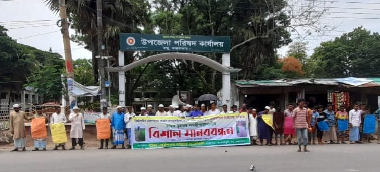 রামুতে নির্মাণাধীন রেলপথে আন্ডারপাস নির্মাণের দাবিতে  লম্বরীপাড়াবাসীর  মানববন্ধন