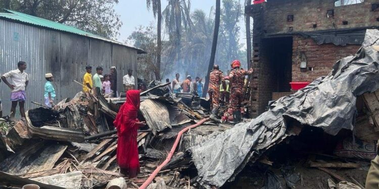 চকরিয়ায় অগ্নিকাণ্ডে পুড়ে গেছে ৩২ বাড়ি