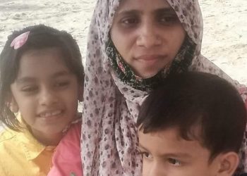 দুই সন্তানকে সাগর দেখাতে গিয়ে টমটমের চাকায় ওড়না পেছিয়ে শিক্ষিকার মৃত্যু
