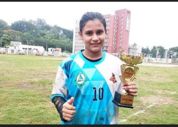 মহেশখালীর খুদে ফুটবলার সুমাইয়া স্কিলে মুগ্ধ দর্শকেরা, তার স্বপ্ন জাতীয় দলে খেলা