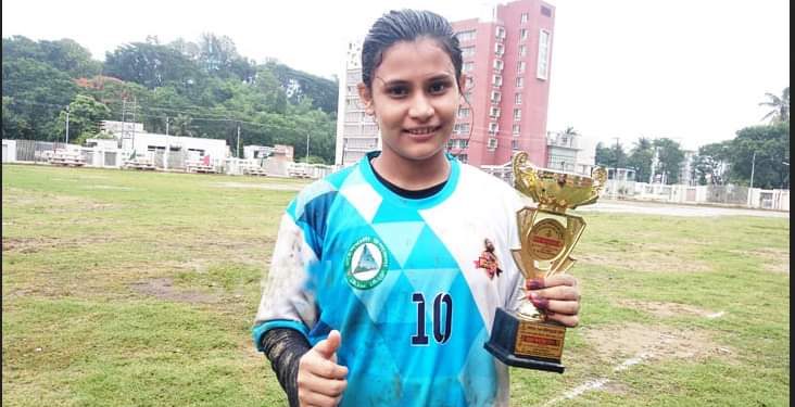 মহেশখালীর খুদে ফুটবলার সুমাইয়া স্কিলে মুগ্ধ দর্শকেরা, তার স্বপ্ন জাতীয় দলে খেলা