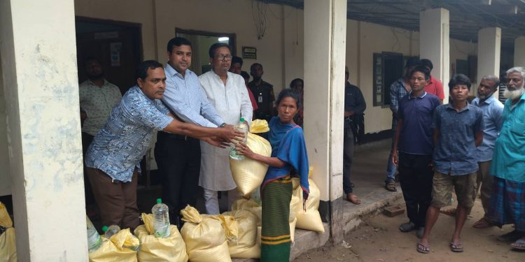 লামায় প্রশাসনের ত্রাণ সহায়তা পেল খাদ্য সংকটে থাকা ৩৯ পাহাড়ি পরিবার 1 লামায় প্রশাসনের ত্রাণ সহায়তা পেল খাদ্য সংকটে থাকা ৩৯ পাহাড়ি পরিবার