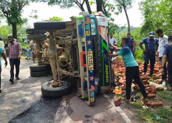 লামায় ডাম্পার উল্টে ও বাস-সিএনজি সংঘর্ষে আহত ৬