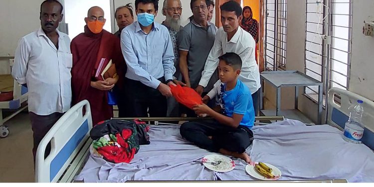 রামুতে বুদ্ধপূর্ণিমা উপলক্ষে বৌদ্ধ সুরক্ষা পরিষদের খাবার বিতরণ