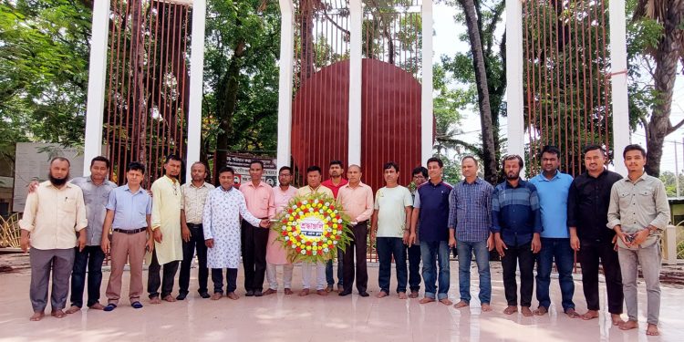শহীদ মিনার ও বঙ্গবন্ধুর প্রতিকৃতিতে রামু প্রেসক্লাবের শ্রদ্ধাঞ্জলি