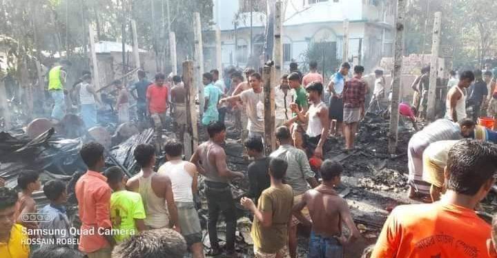 চকরিয়ায় অগ্নিকান্ডে তিনটি বসতঘর পুড়ে ছাই 1 চকরিয়ায় অগ্নিকান্ডে তিনটি বসতঘর পুড়ে ছাই