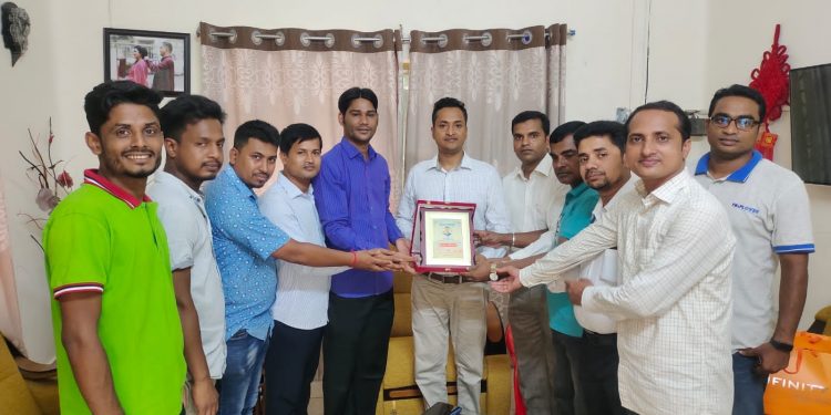 পদোন্নতিপাপ্ত এডিসি মিল্টন রায়ের সাথে সদর পূজা কমিটির মতবিনিময় 1 পদোন্নতিপাপ্ত এডিসি মিল্টন রায়ের সাথে সদর পূজা কমিটির মতবিনিময়
