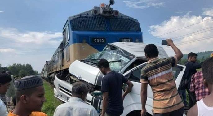 মিরসরাইয়ে ট্রেনের ধাক্কায় মাইক্রোবাসের ১১ যাত্রী নিহত 1 মিরসরাইয়ে ট্রেনের ধাক্কায় মাইক্রোবাসের ১১ যাত্রী নিহত