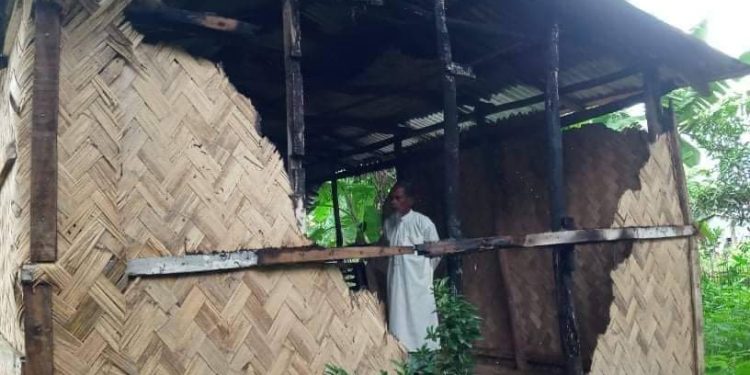 পেকুয়ায় গভীর রাতে ঘরে আগুন, আংশিক ভস্মীভূত 1 পেকুয়ায় গভীর রাতে ঘরে আগুন, আংশিক ভস্মীভূত