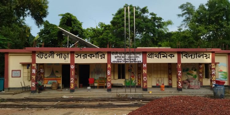 স্কুলে সবই আছে, শুধু লেখাপড়া নেই !