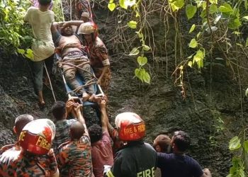 লামায় নিয়ন্ত্রণ হারিয়ে ট্রাক ৫শত ফুট গভীর খাদে, আহত ২