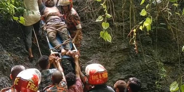 লামায় নিয়ন্ত্রণ হারিয়ে ট্রাক ৫শত ফুট গভীর খাদে, আহত ২ 1 লামায় নিয়ন্ত্রণ হারিয়ে ট্রাক ৫শত ফুট গভীর খাদে, আহত ২