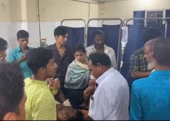 পেকুয়ার এক জেলেকে প্রকাশ্যে কোপালো সন্ত্রাসীরা