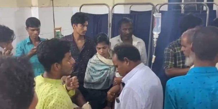 পেকুয়ার এক জেলেকে প্রকাশ্যে কোপালো সন্ত্রাসীরা
