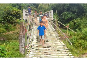 অর্ধ কোটি টাকার সেতুতে উঠতে বাঁশের পাটাতন!