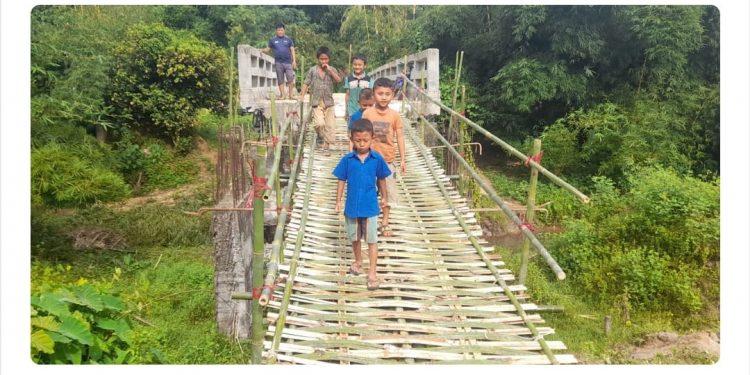 অর্ধ কোটি টাকার সেতুতে উঠতে বাঁশের পাটাতন!